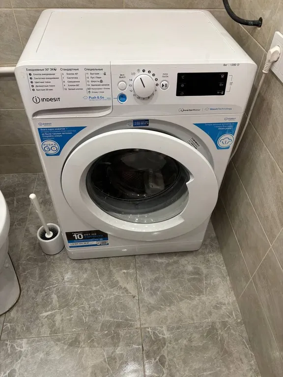 Уютный дом с беседкой на берегу озера