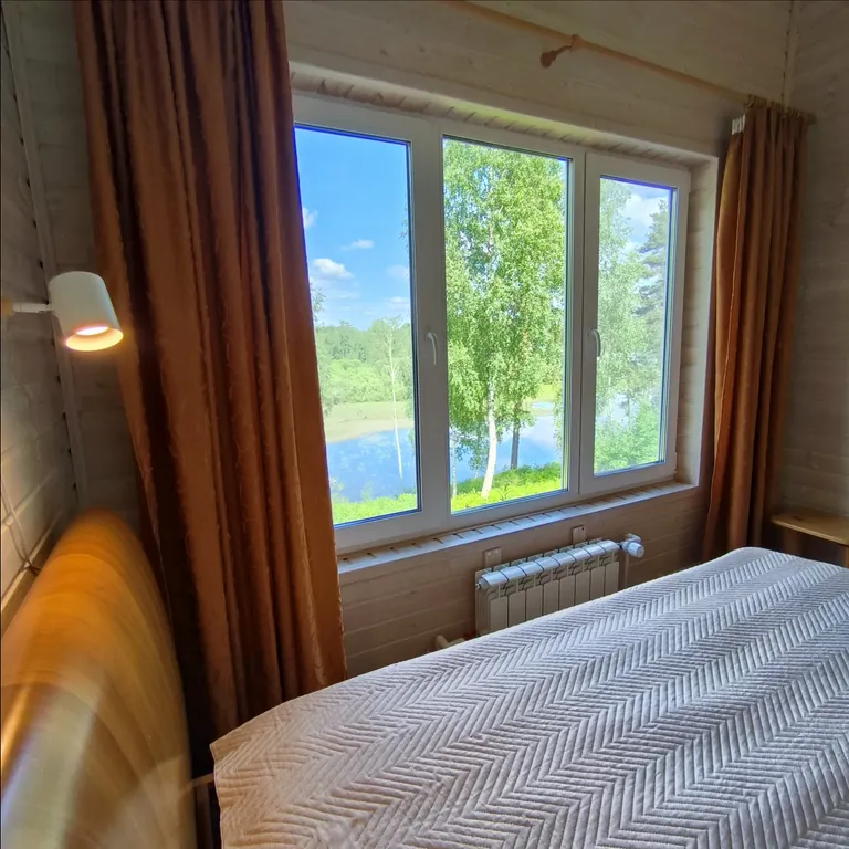 Дом на скале с видом на озеро