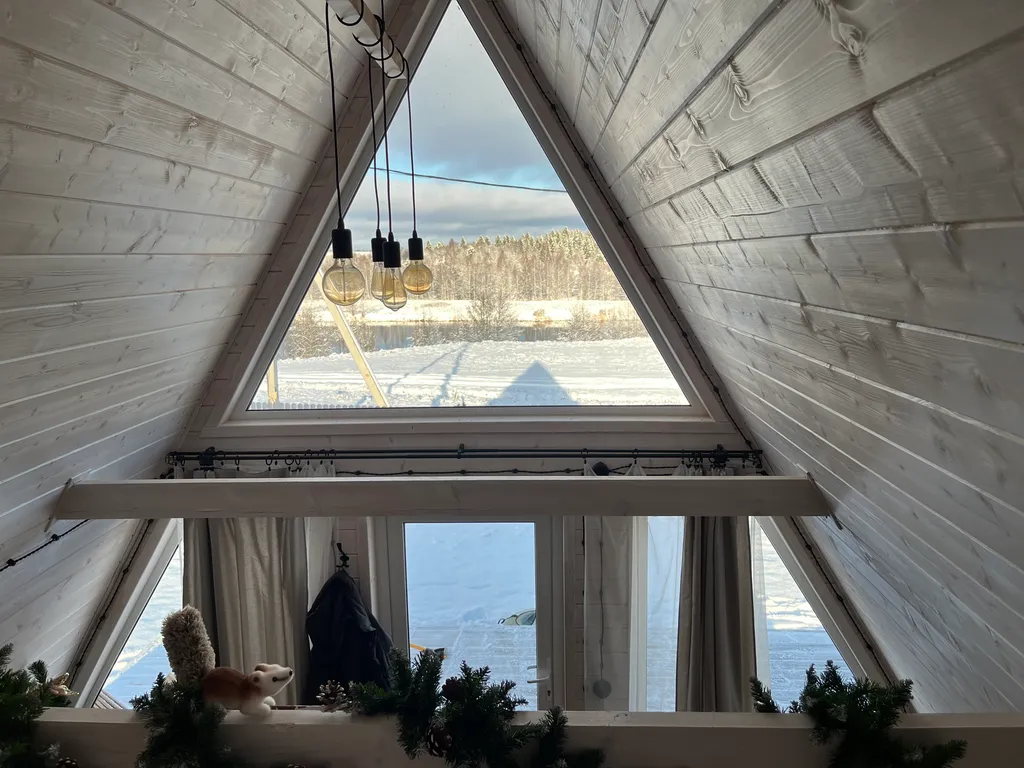 А-фрейм на берегу реки Нерль с банным чаном