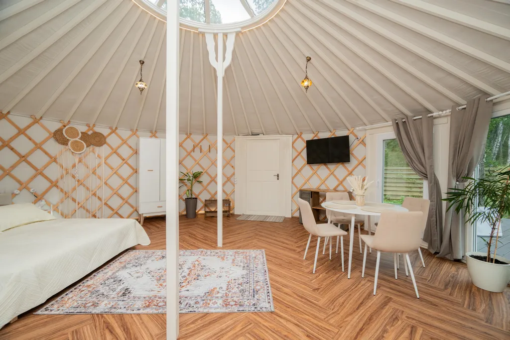 Глэмпинг с большой террасой в лесу