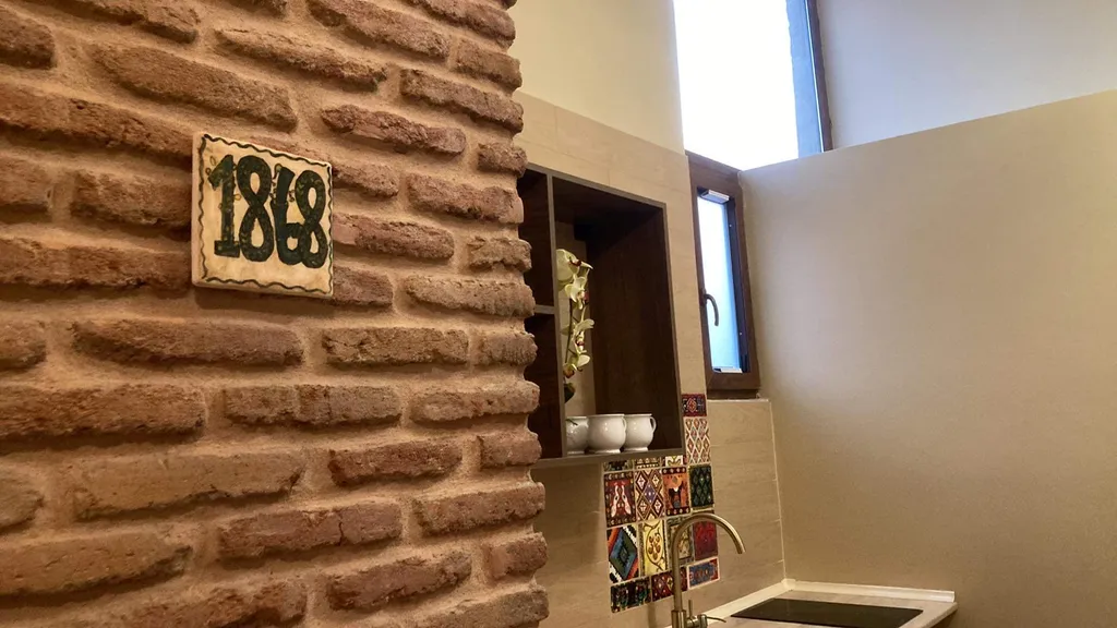 Апартаменты с двумя спальнями с историческим интерьером центр Тбилиси