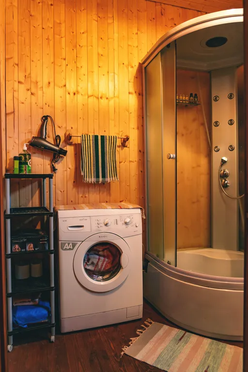 Большой дом с баней рядом с водой