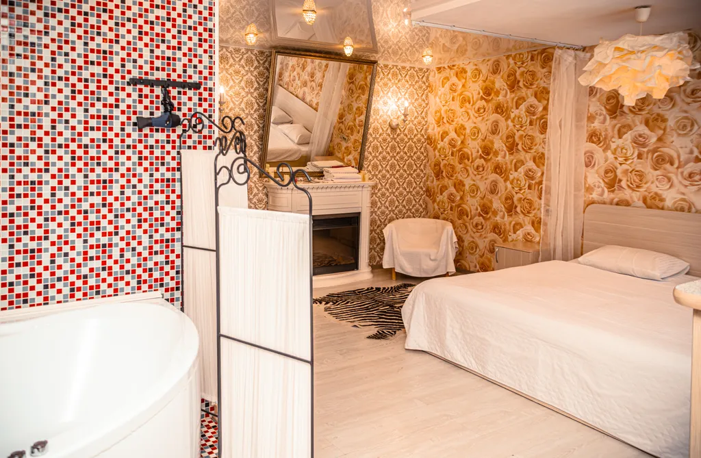 Люкс с огромной кроватью, джакузи и камином