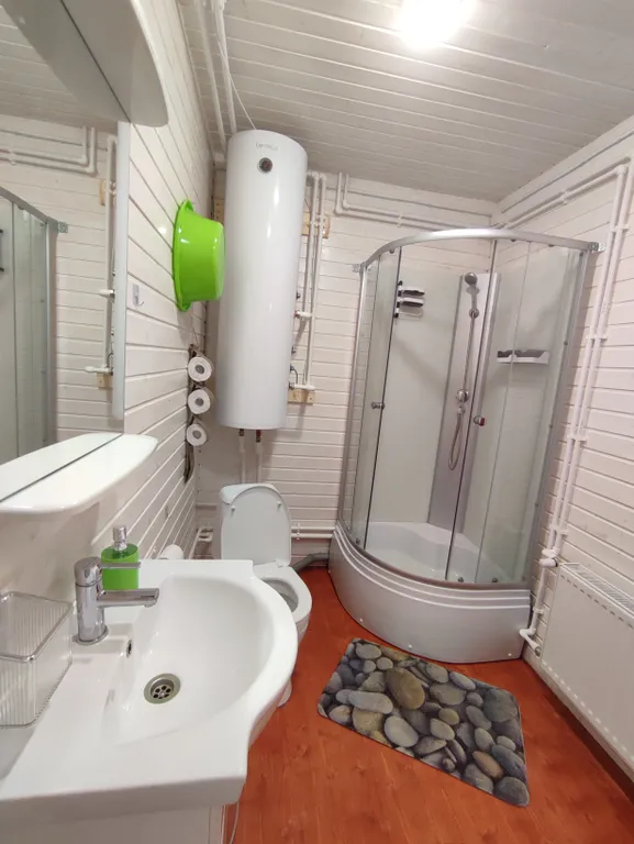 Просторный коттедж у озера с шикарным видом для большой компании