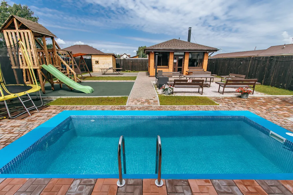 Коттедж двухэтажный с сауной, бассейном, детской площадкой