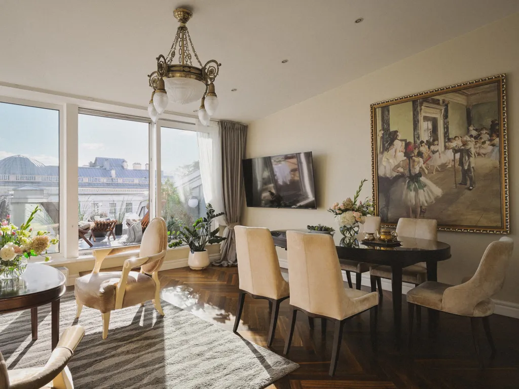 Терраса с видом на Невский