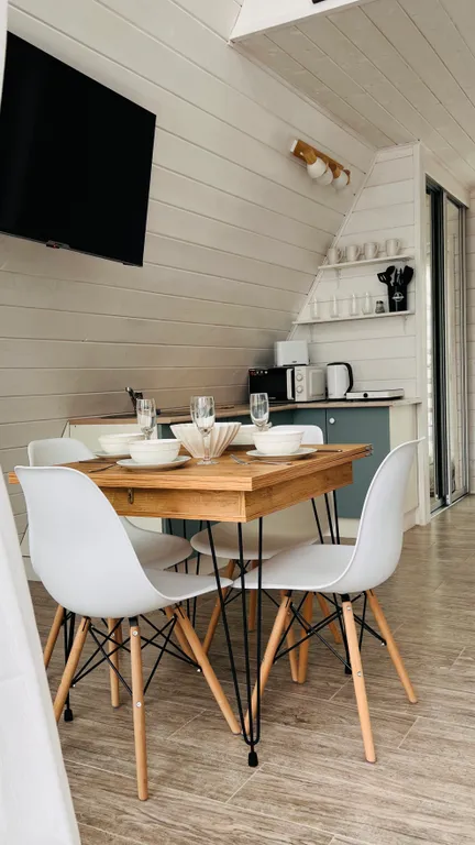 Дом Шалаш с купелью у озера