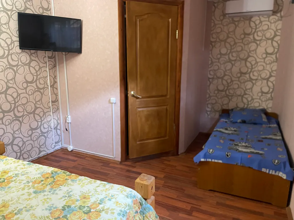 Двухэтажный коттедж с можжевеловым садом