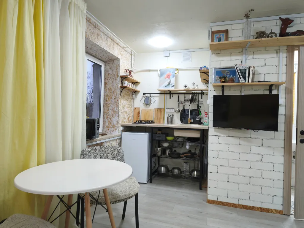 Душевное жилье над пиццерией, небольшая, но очень уютная студия