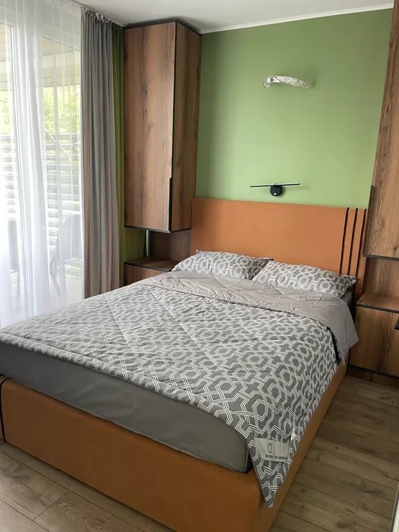 Уютный дом у горной реки