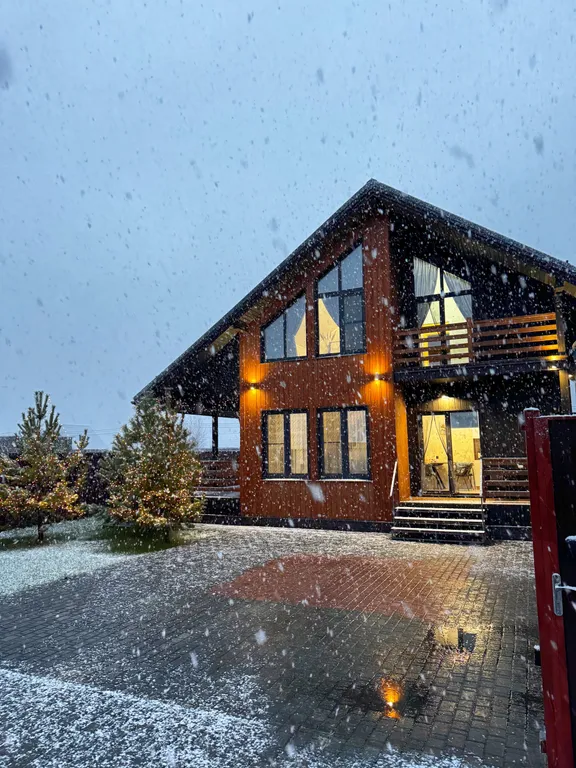 Коттедж Стильный дом-шале с панорамными окнами, террасой и костровой зоной — аренда посуточно в Раменское