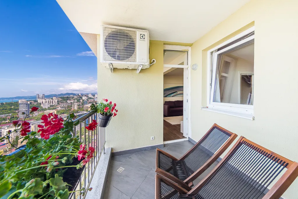 2-комнатная квартира в центре Сочи с видом на море и город