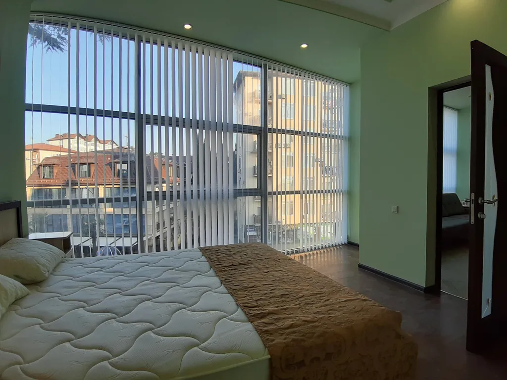 Трехкомнатная с балконом