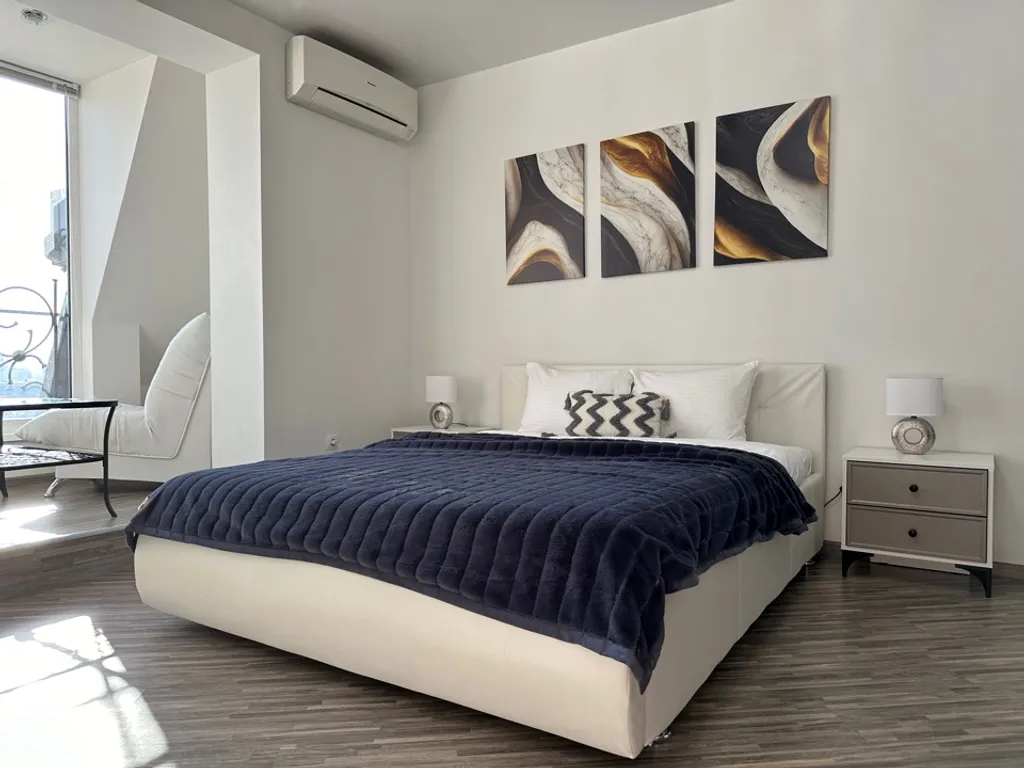 Панорамные апартаменты в центре города c видом на отель Мarriott