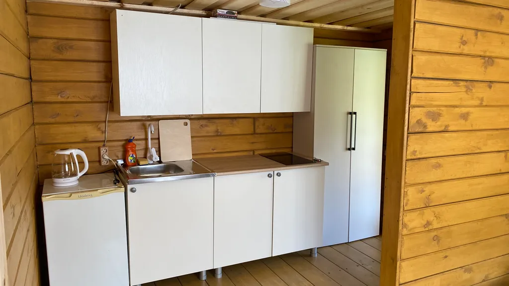 Уютный четырёхместный деревянный домик