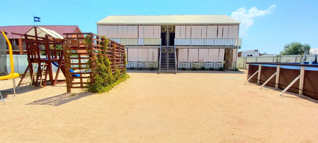 Спальня, кухня с диваном, веранда