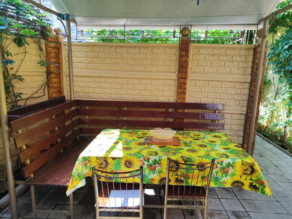 Уютный дом с зелёным двориком и зоной барбекю