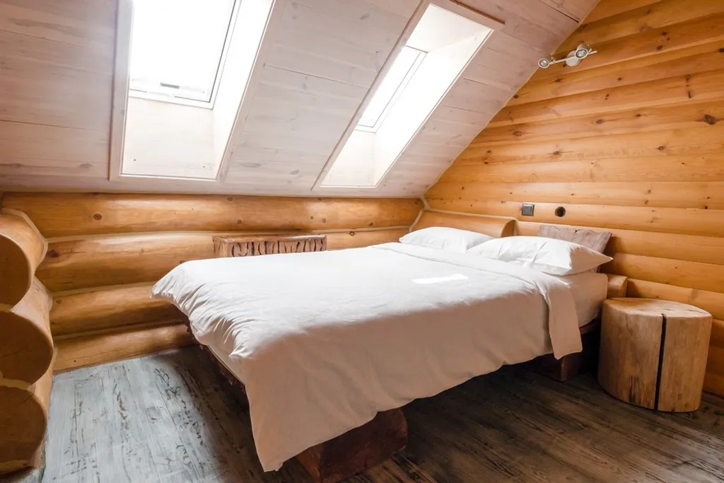 Экодом из вековой сосны с прудом и 7-м бассейном в 23 км от Минска