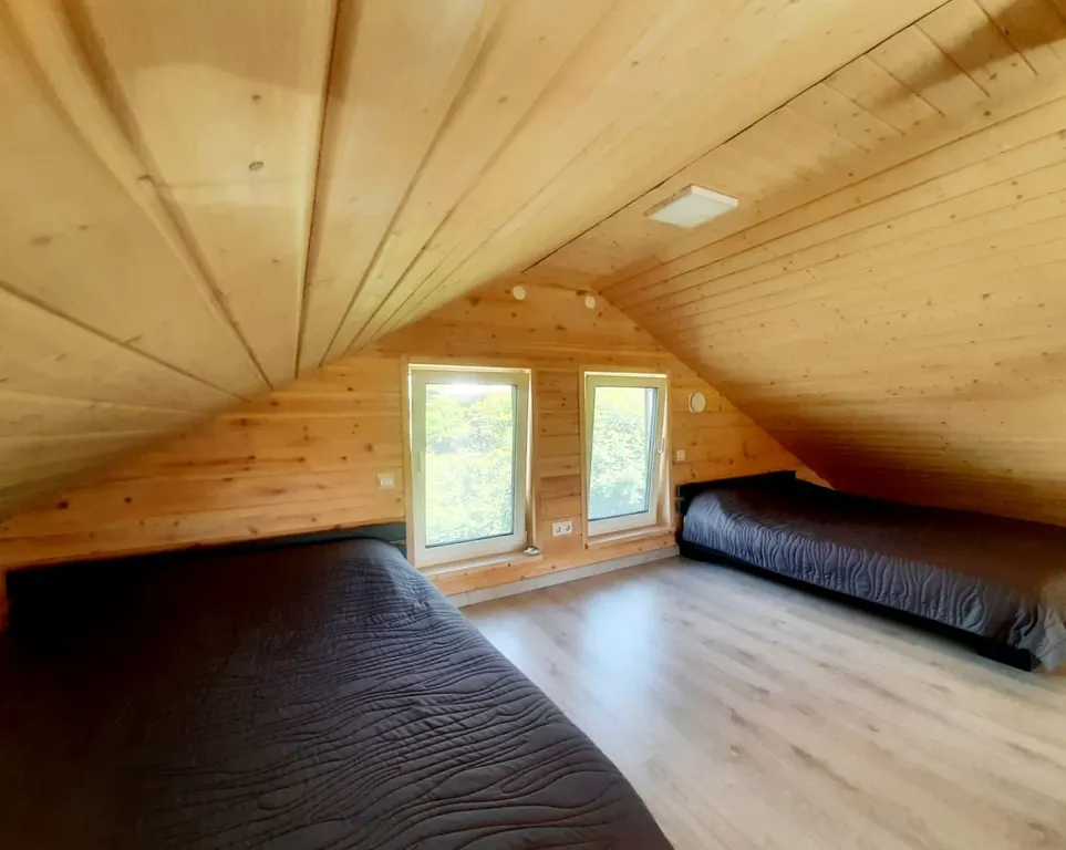 Дом с панорамными окнами и видом на озеро