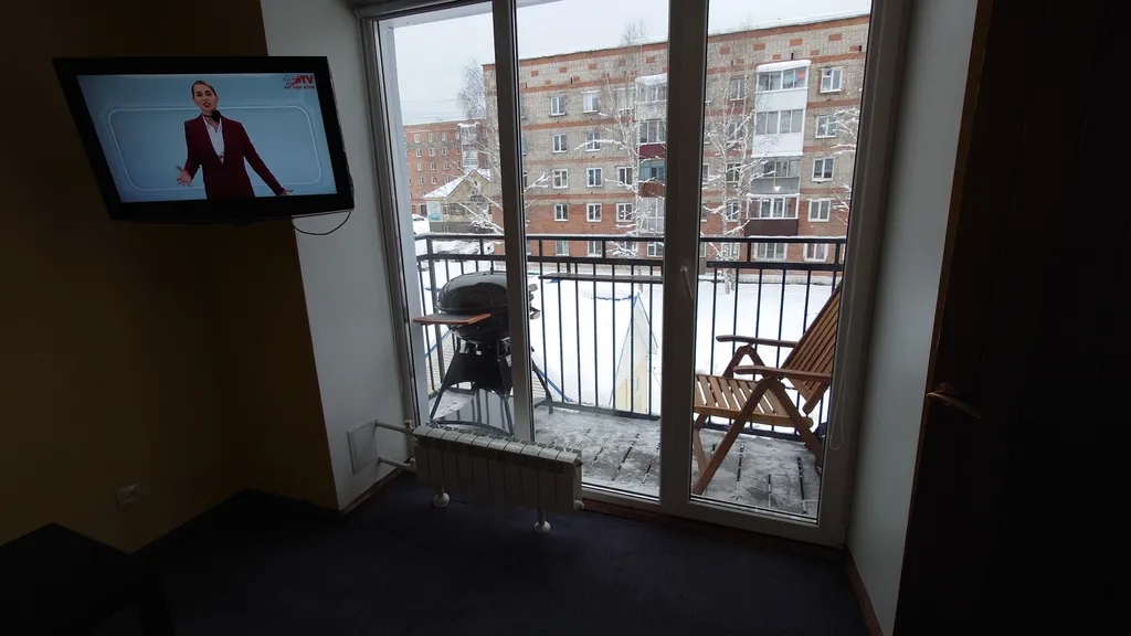 Студия 2 комнаты. 
5 спальных мест. В центре посёлка.