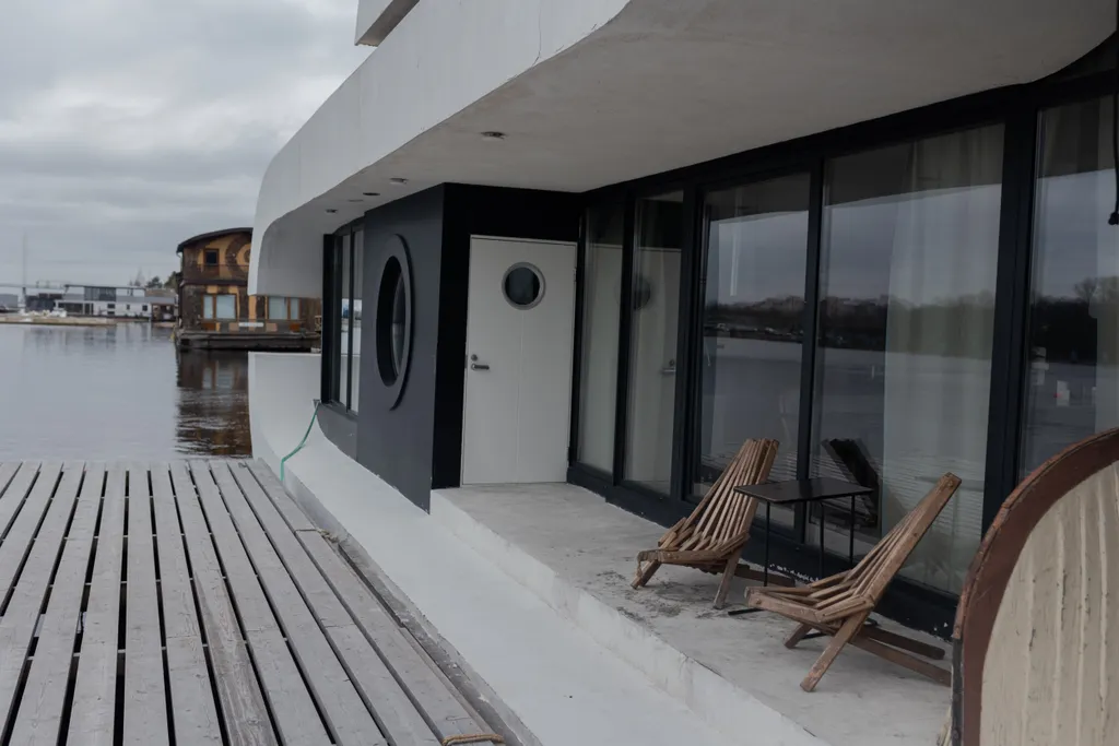 Дом на воде на Крестовском острове