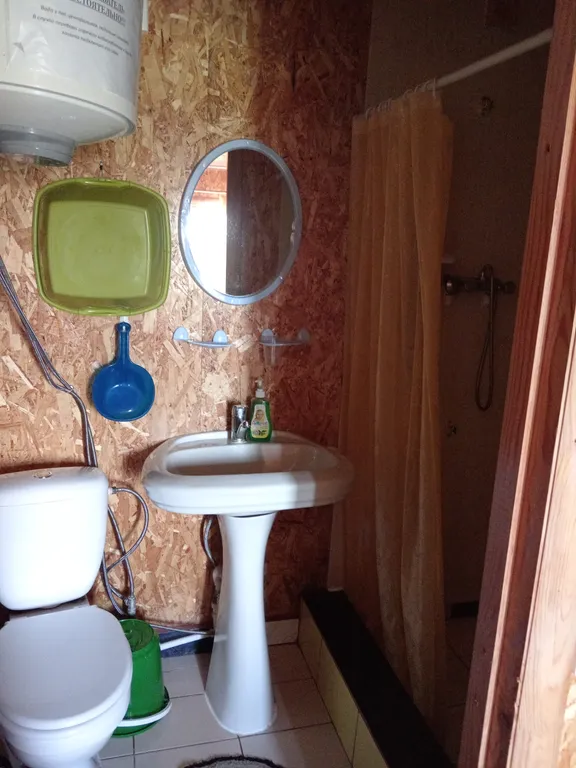 Гостевой домик вдали от берега и шума с кухней, туалетом, душем в домике