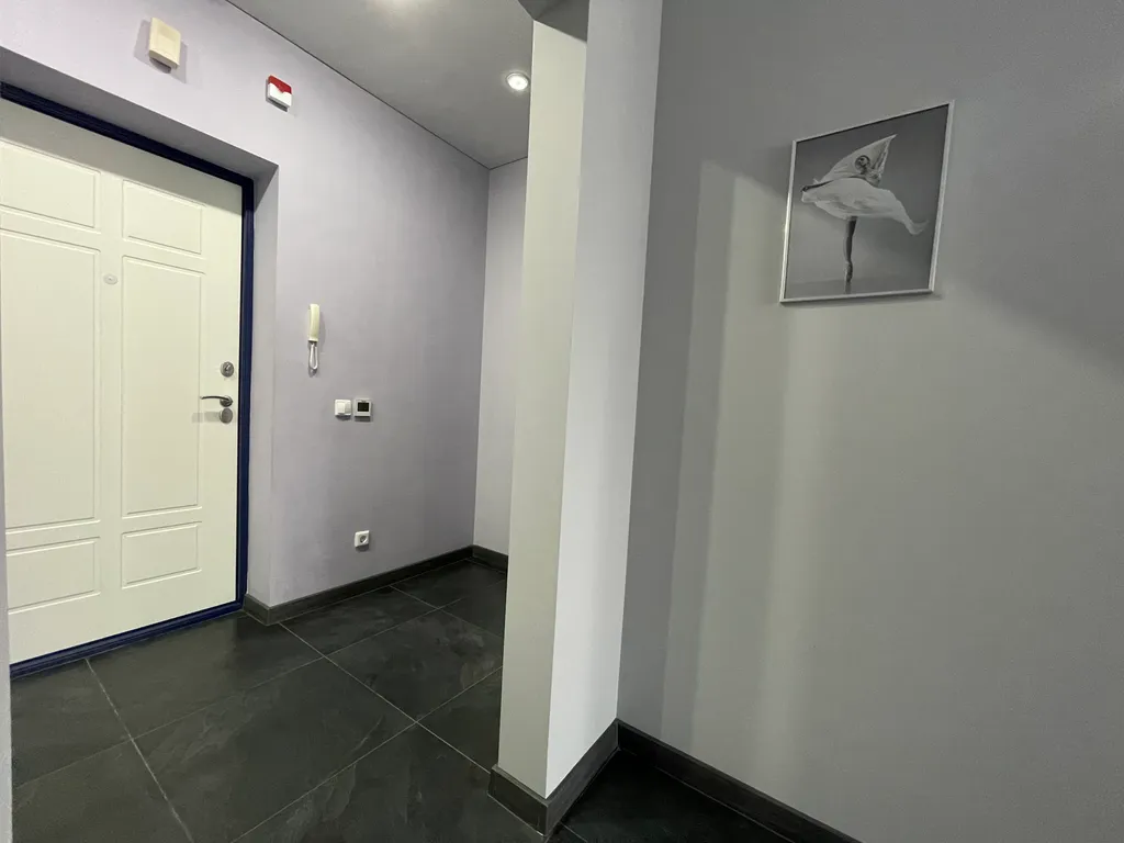 Просторная уютная студия с панорамным остеклением в тихий двор