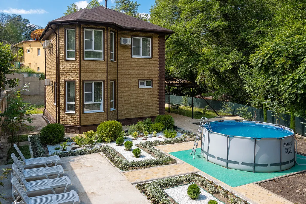 Коттедж с бассейном возле леса