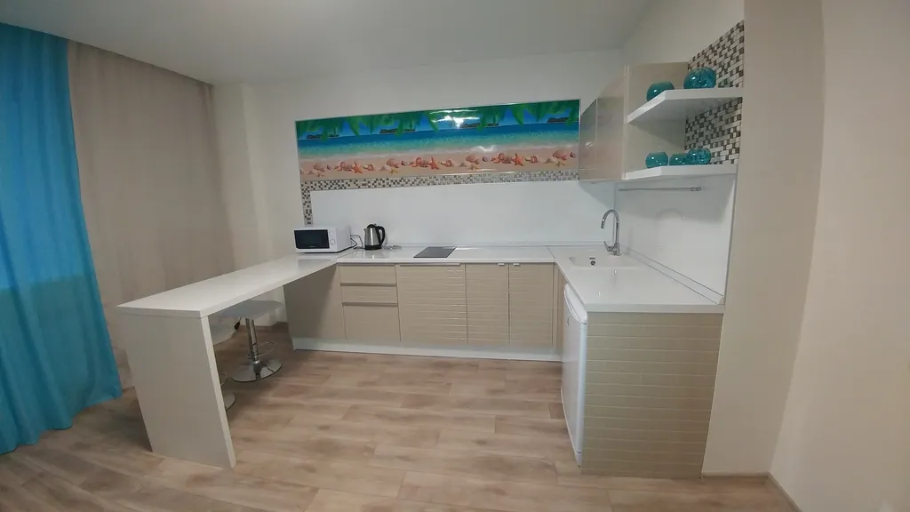 Светлая квартира- студия в голубых тонах с красивым видом на город