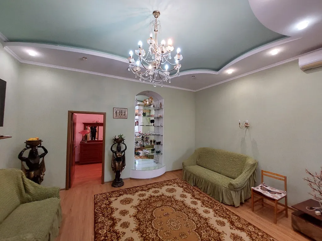 Отдельный дом с двором и беседкой, со всеми условиями