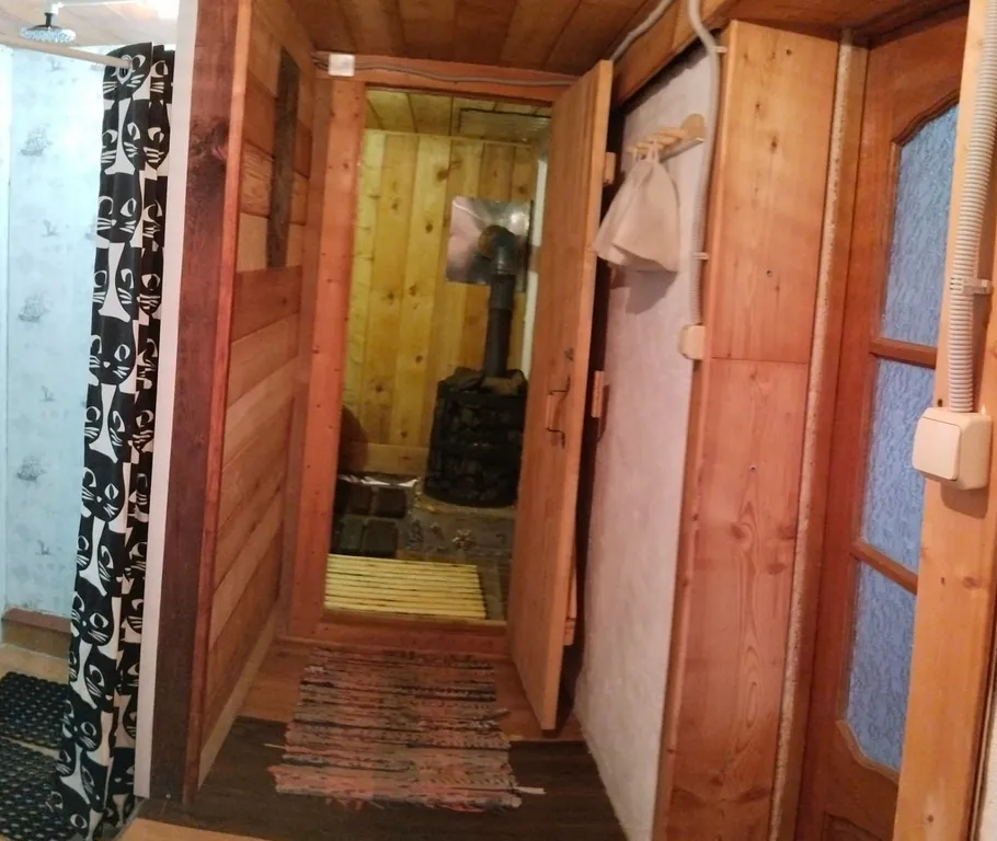 Деревенский домик на берегу озера