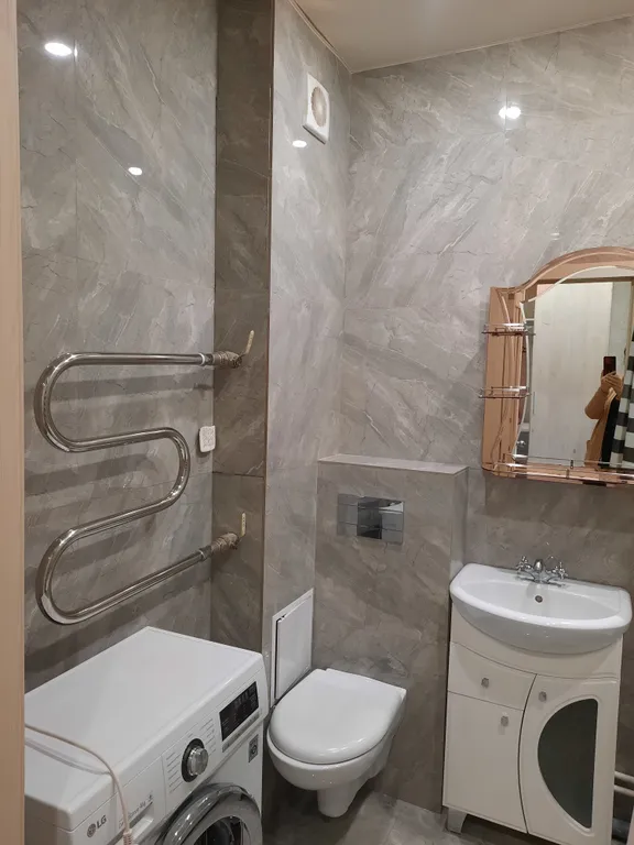 Студия у реки с панорамным видом на город с высоты птичьего полета