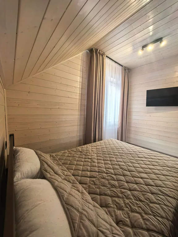 Улучшенный четырёхместный номер с балконом и с собственной кухней