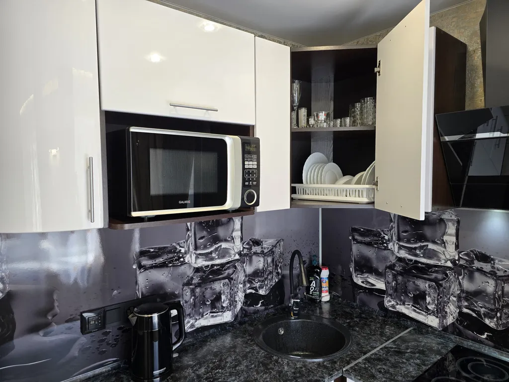 Красивая студия в стиле hi-tech