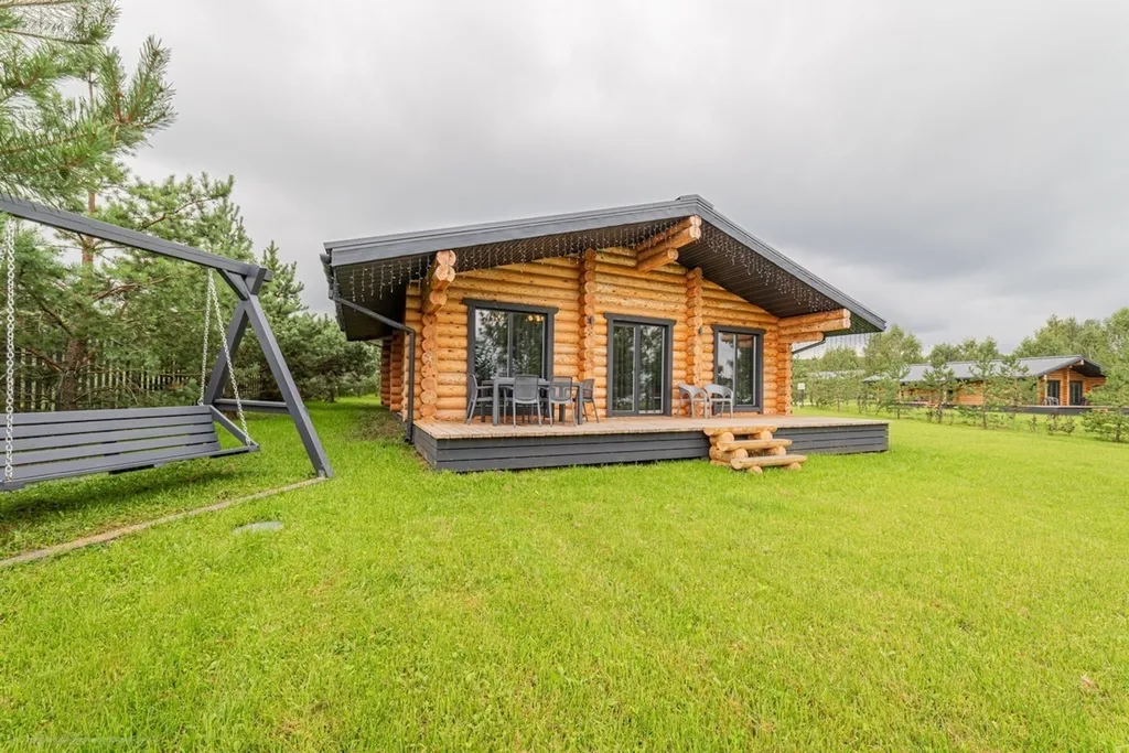 Дом на берегу большого озера