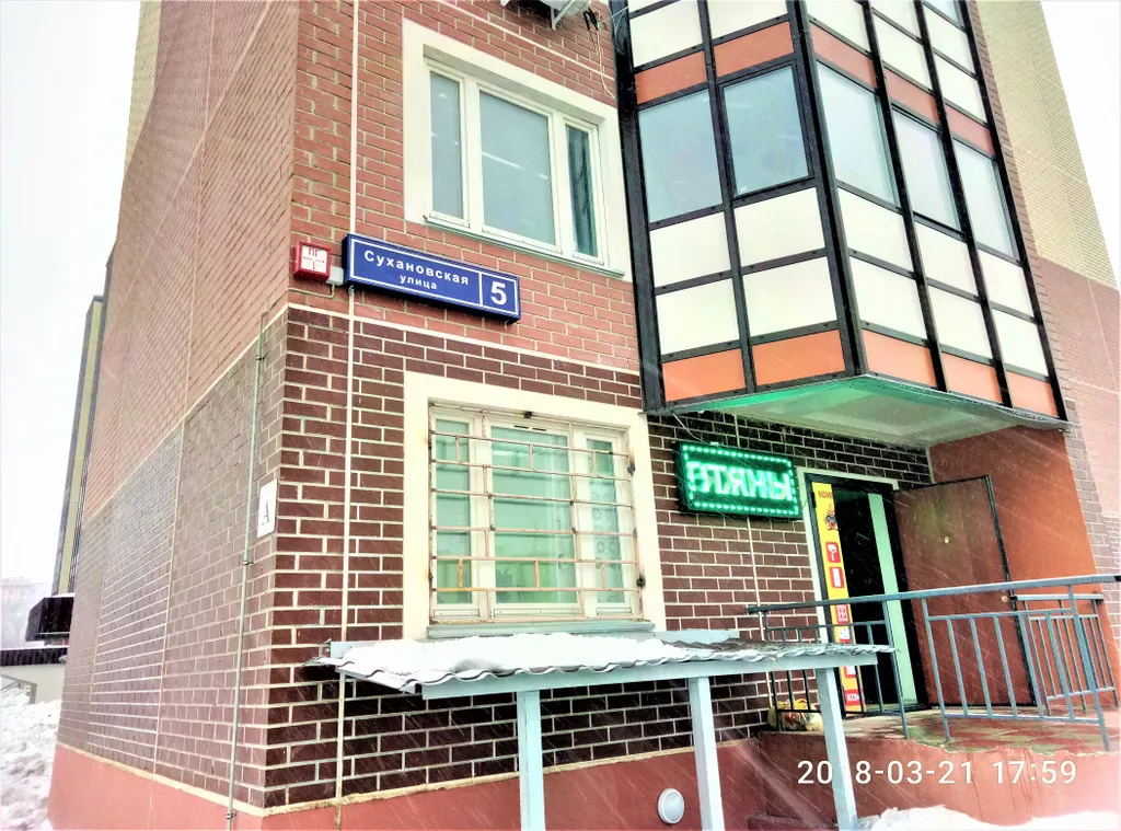 Уютная студия Мегаполис с большими окнами и плотными шторами