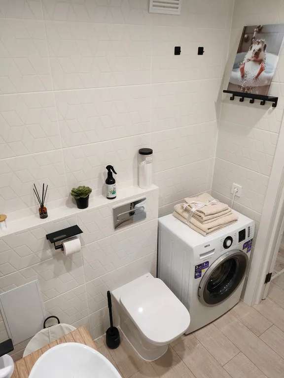 Просторная квартира с отдельной спальней недалеко от МНТК