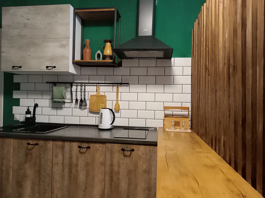 Великолепная студия с интересным дизайном в стиле французского кафе