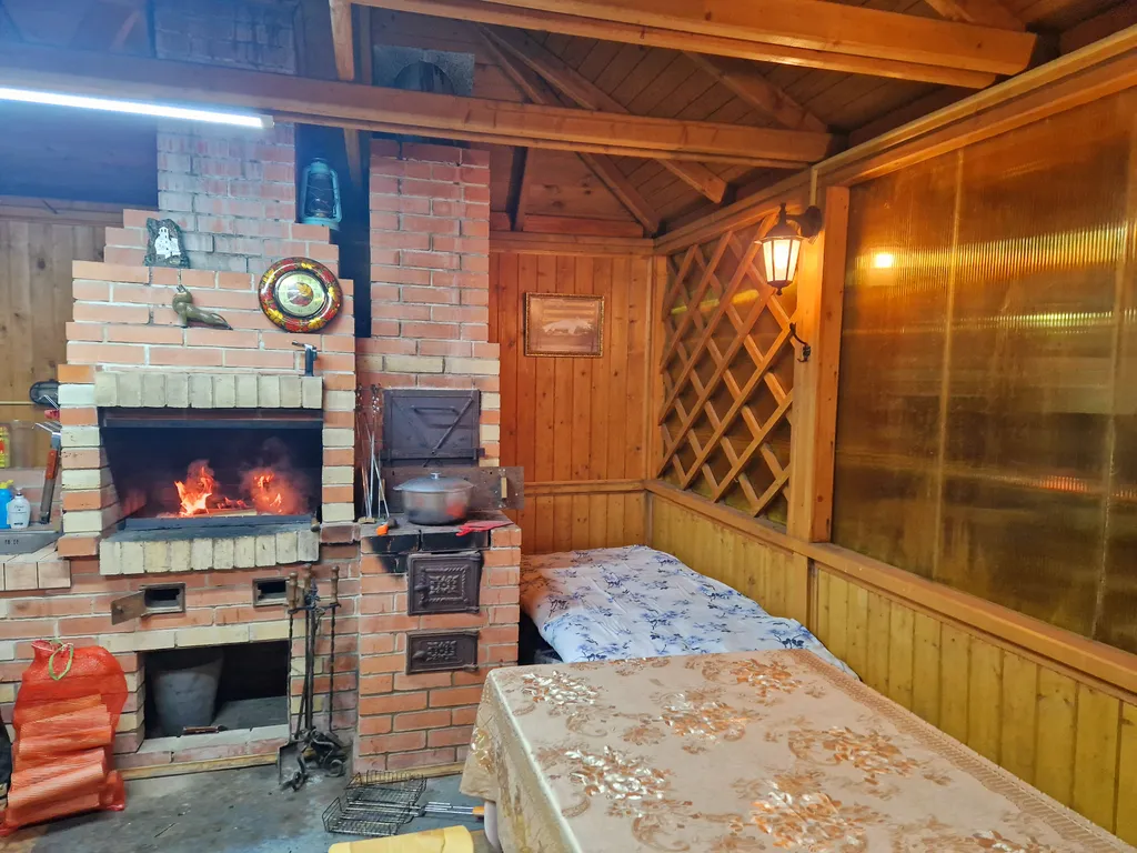 Дом с финской сауной внутри дома с большой беседкой и барбекю