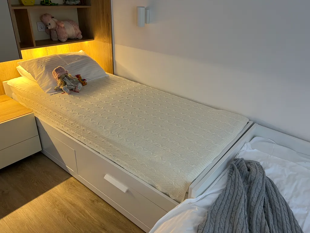 Просторный дом с камином в сосновом лесу