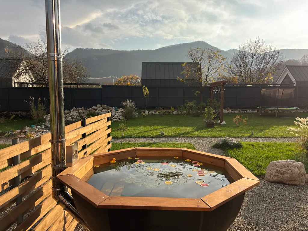 Дом А-фрейм с видом на горы и пруд