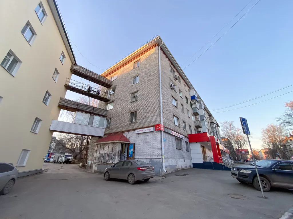 Студия с ёлочкой и балконом в центре города