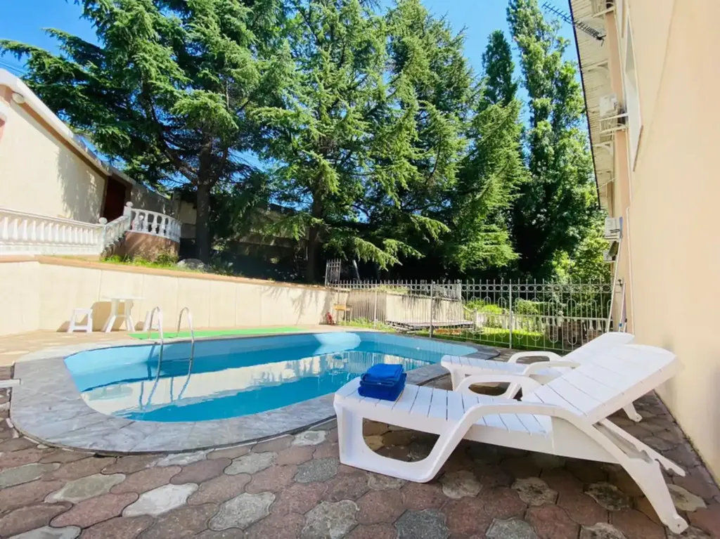 Солнечная студия со своим двориком и летним бассейном