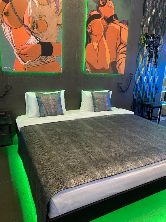 Панорамная квартира с джакузи и камином