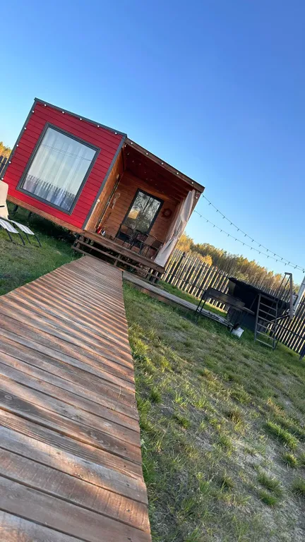 Стильный Красный дом у реки