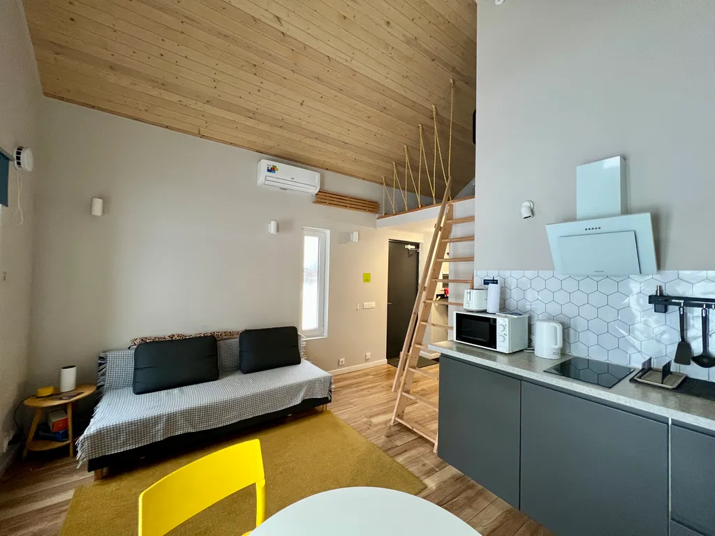 Зеленый домик в поле