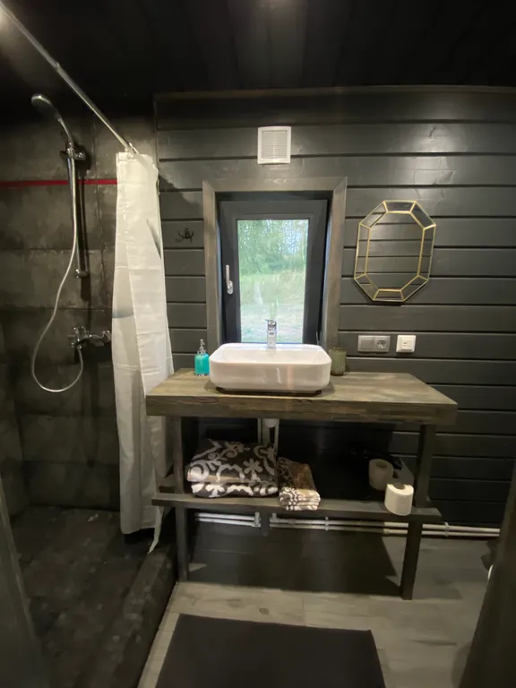 Дом на берегу реки с видом на закат