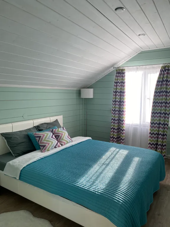 Большой дом с баней на участке