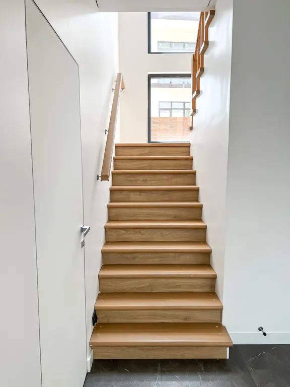 Новый современный дом с теплым бассейном и сауной