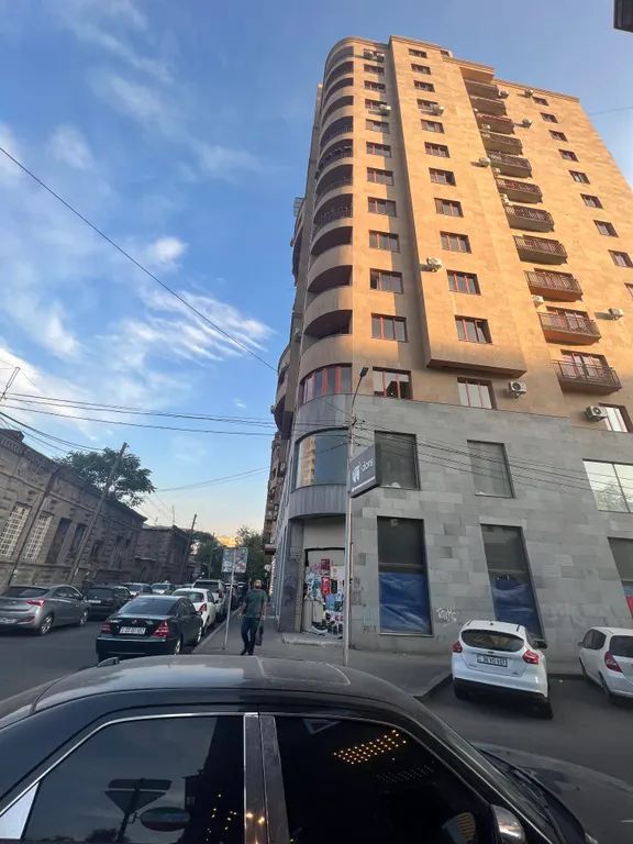 Студия с одной большой кроватью и видом на город